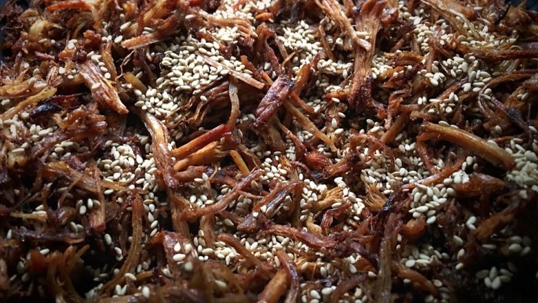 零嘴肉松,继续翻炒到肉丝开始变金黄色(这张光线太暗拍),放入芝麻