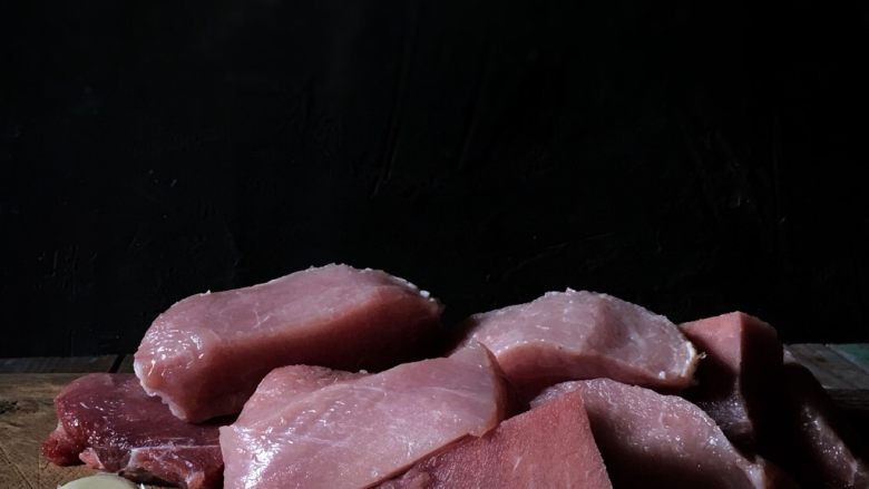 零嘴肉松,瘦肉切长块,顺着肌肉纤维切成大块,尽量不要横切,纤维保持长点