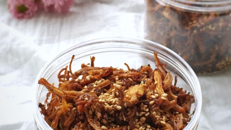 零嘴肉松,炒制好的肉松倒入烤盘摊凉后密封包装冷藏保存慢用,自制的肉松没有防腐剂,不易保存太久。