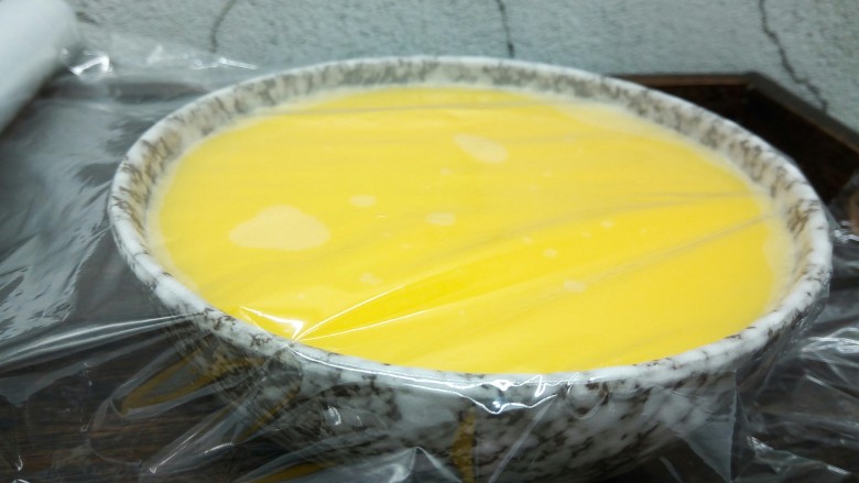 肉末鸡蛋羹,盖保鲜膜,水开,上锅蒸,中火蒸12/15分钟