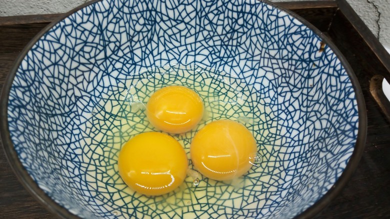 肉末鸡蛋羹,土鸡蛋3个,磕入碗里