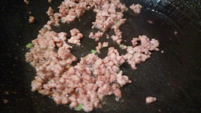 肉末鸡蛋羹,肉末翻炒熟了,撒点葱花