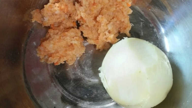 土豆还能这么吃,胡萝卜跟土豆打成泥,边上一个土豆没打的