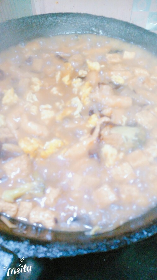 土豆还能这么吃,关火,加入<a style='color:red;display:inline-block;' href='/shicai/ 847'>香油</a>和醋,加入醋提香的,吃不出酸味,但是醋香味,热乎乎来一碗,哎呀,美的很