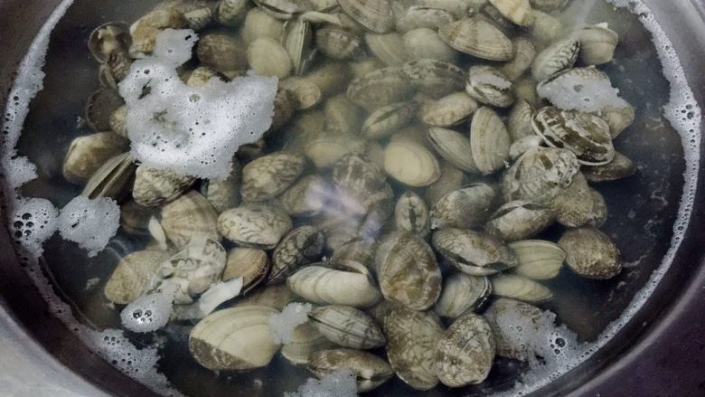 辣炒花蚬子,捞出后凉水下锅,水开后捞出。