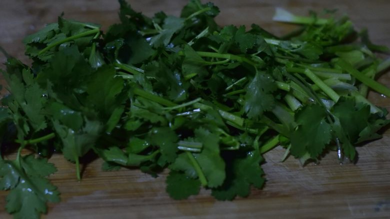 冬阴功汤牛肉面,香菜等时蔬菜洗干净，切成寸许长的段。