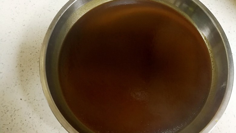 姜汁软糖,蒸好出炉,然后把蒸好的姜汁软糖用保鲜膜包好放到冰箱冷冻一个小时。