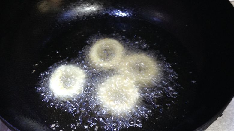 酥炸鱿鱼圈,下入鱿鱼圈,炸至两面金黄即可出锅