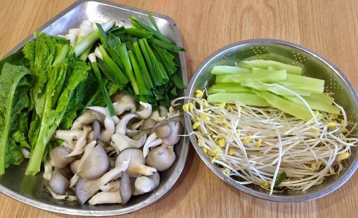 水煮牛肉,准备配菜。