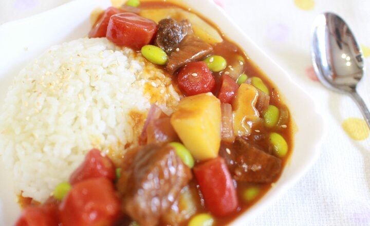 咖喱牛肉饭,一碗不硬不软的米饭上,浇上咖喱牛肉,咖喱牛肉饭就ok啦!