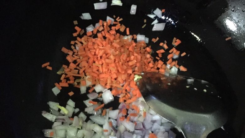 培根蛋炒饭,另加油,爆香洋葱丁 胡萝卜丁