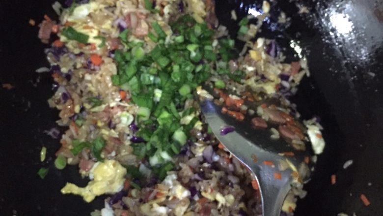 培根蛋炒饭,放青蒜末关火拌匀,即可