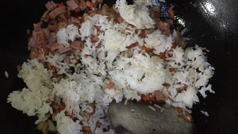 培根蛋炒饭,转小火,放饭,压碎至无饭团状态拌匀