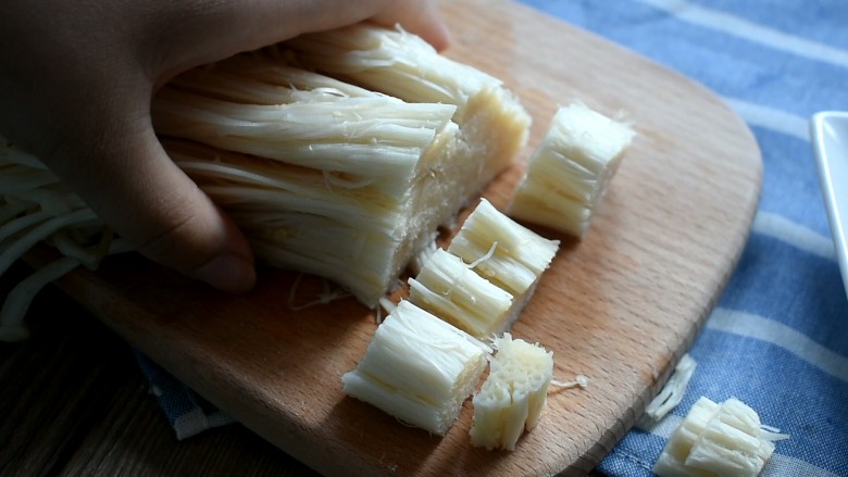 麻辣香锅,<a style='color:red;display:inline-block;' href='/shicai/ 234'>金针菇</a>洗净,去掉根部,挤干水分备用
