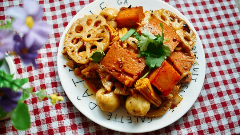 麻辣香锅,最后来一张成品图!是不是很有食欲呀~大米饭已就位~