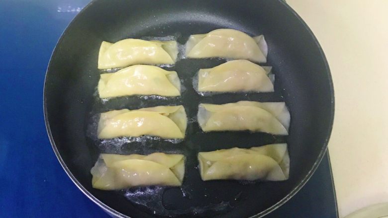 面食-锅贴,等锅里的水煎干剩下油了,只要把锅贴底部煎焦就可以出锅了