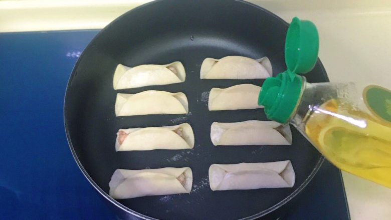 面食-锅贴,倒适量油,别太多,1勺到2少之间,看锅贴的量