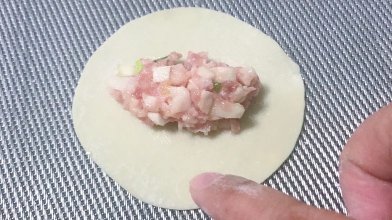面食-锅贴,把肉馅放中间位置,上下用手指蘸一点<a style='color:red;display:inline-block;' href='/shicai/ 156925'>水</a>