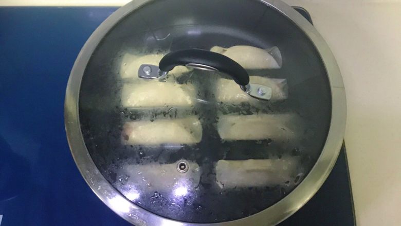 面食-锅贴,加盖大火煮开转中火,得在边上守着