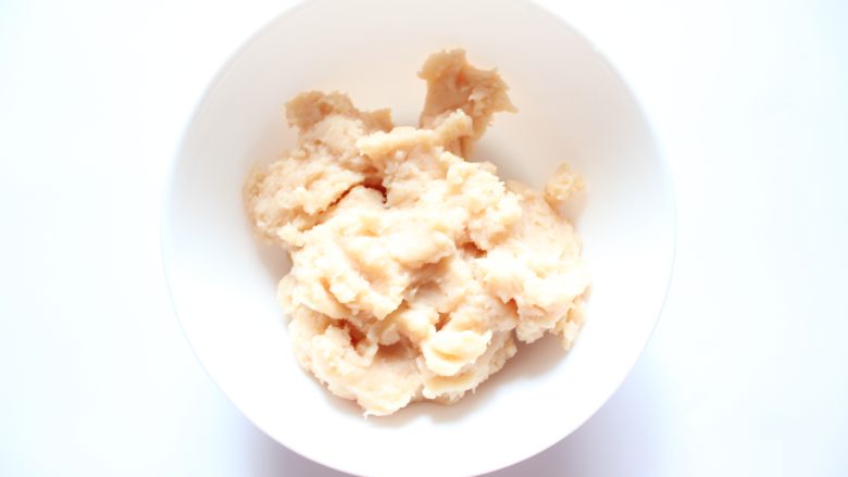 自制宝宝鸡肉蔬菜肠(适合24个月以上的宝宝),肉馅搅拌好后取出,放入碗中备用