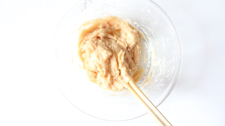 自制宝宝鸡肉蔬菜肠(适合24个月以上的宝宝),最后搅拌成这种稀稠度就可以