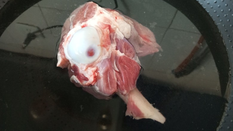 自制麻辣串串锅,大骨凉水下锅煮出血沫,捞出来冲干净,再备一锅水,把大骨放进去大火烧开后小火慢炖熬两个小时左右。