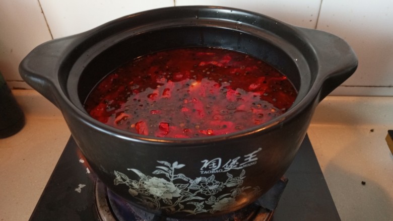 自制麻辣串串锅,放入砂锅,大火煮开