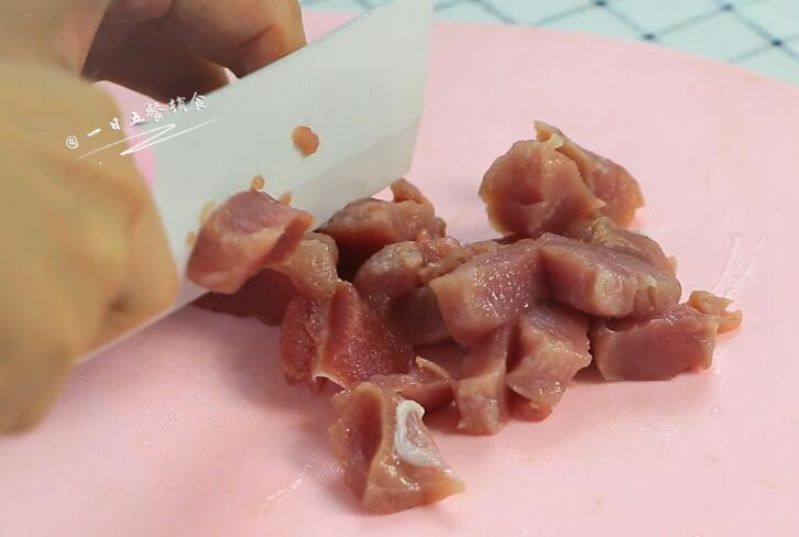 千张包肉,猪肉切丁。