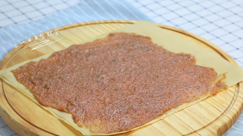 千张包肉,豆腐皮展开,搅拌好的肉馅均匀的平铺在豆腐皮上,一端要留出一小块不要铺肉馅。