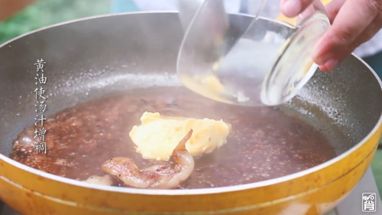 浸泡黑椒牛排,取适量浸泡的汁水和食材倒入锅内,加黄油使其变浓稠。