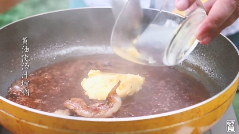 浸泡黑椒牛排,取适量浸泡的汁水和食材倒入锅内，加黄油使其变浓稠。