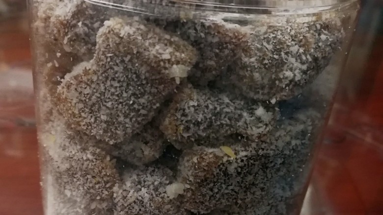 姜汁软糖,装罐,密封,随时拿来吃,冬日的晚上看电视的时候,一口一块,驱寒暖胃,满足感满满的。大家快快动手吧!