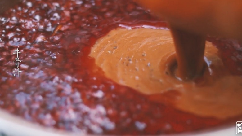 芝士野菌酿牛柳,煮至收汁时再加入<a style='color:red;display:inline-block;' href='/shicai/ 13418'>红酒</a>、牛骨汁,继续煮。