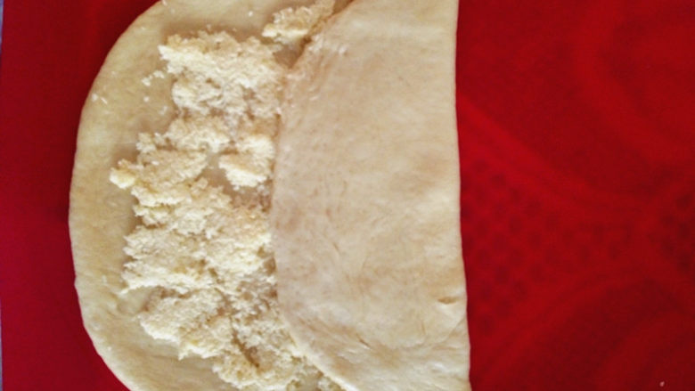 圣诞季之圣诞树面包(2),像叠被子那样,叠成三折,