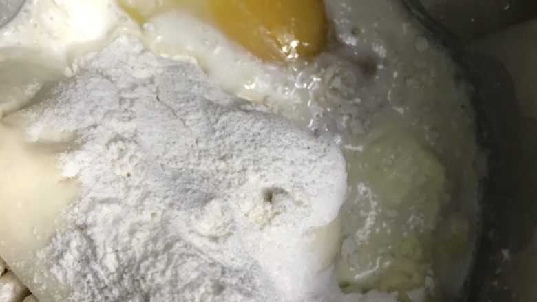 中种奶油奶酪吐司,中种撕碎,除了黄油外,所有主面团材料加撕碎的中种一起放入GOURMETmaxx的搅拌桶,用新的搅拌棒,速度2档,设定8分钟,后来发现出膜不够,又揉了2分钟。