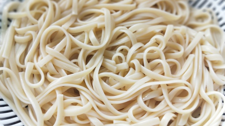 家常培根炒意面,捞出虑水后倒适量食用油翻拌一下,防止炒的时候粘锅