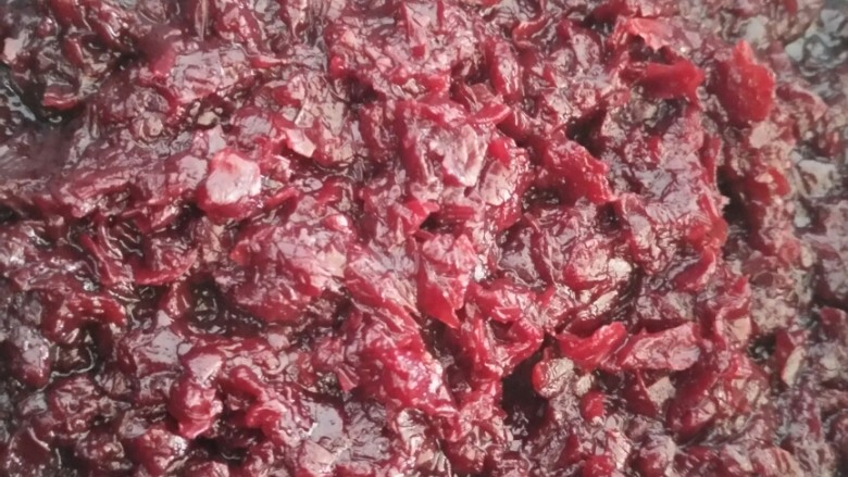 玫瑰酱🌹,熬成泥状后收火,趁热放入准备好的容器中,(最好封闭的罐子)