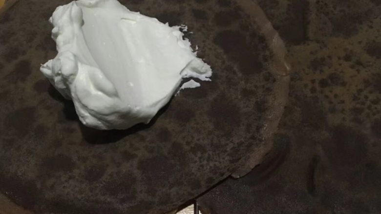 可可网红毛巾卷,两张面皮叠一起,放入奶油