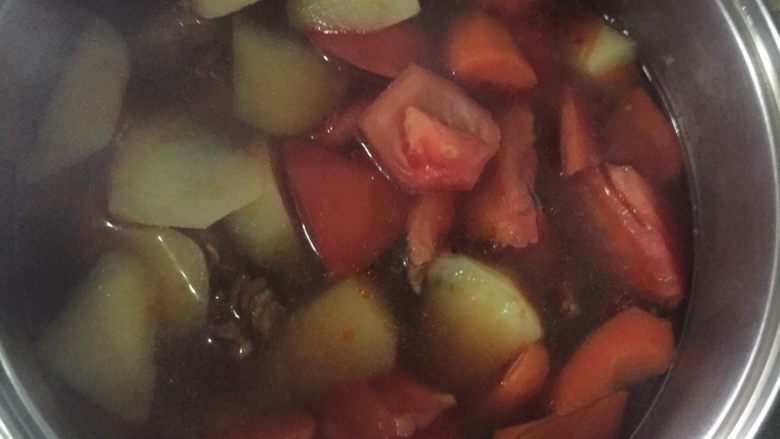 圆土豆+土豆炖牛腩,煮至土豆快烂时加入西红柿煮至土豆胡萝卜西红柿都烂后,加盐调味