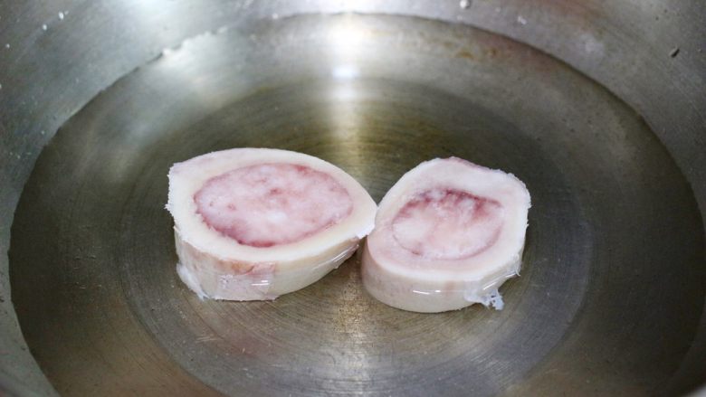 牛髓骨玉米汤,牛髓骨冷水下锅,焯水后捞出沥干水分