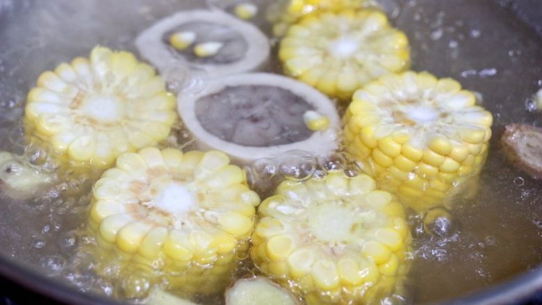 牛髓骨玉米汤,放入玉米炖15分钟,中途可以加少许清水