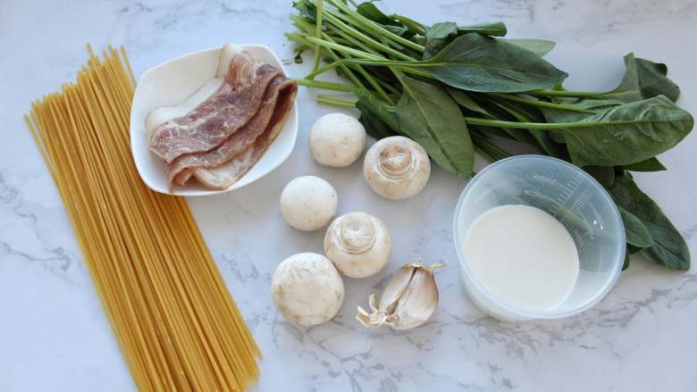 奶油菠菜蘑菇意面,准备好所需食材