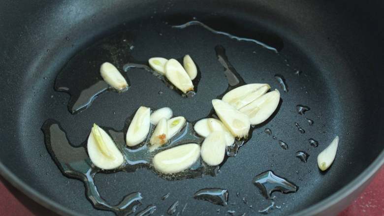 奶油菠菜蘑菇意面,另起锅放入两汤匙橄榄油烧至五成热,放入蒜片小火炒香