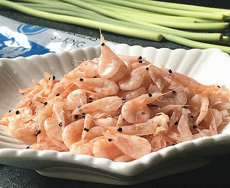 蒜苗爆磷虾,虾很小壳也软的且微甜没腥味,然后用流水冲洗沥干备用