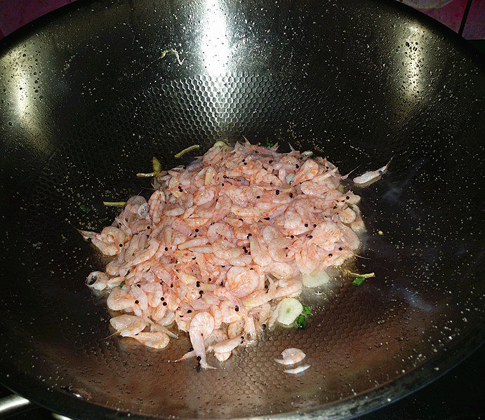 蒜苗爆磷虾,留底油,下葱姜和部分蒜片爆香,倒入磷虾,开大火用锅轻轻将磷虾拨几下