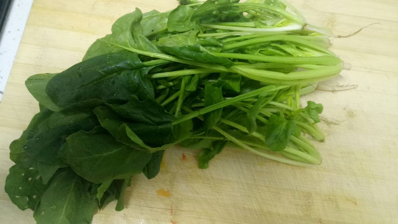 蒜香菠菜,摘除黄叶,用清水洗净。