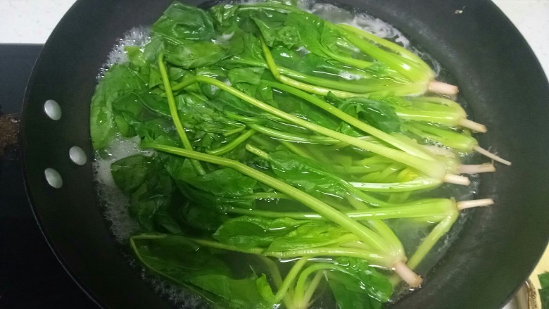 蒜香菠菜,锅中放入适量水,水开后放入<a style='color:red;display:inline-block;' href='/shicai/ 117'>菠菜</a>焯水1分钟。