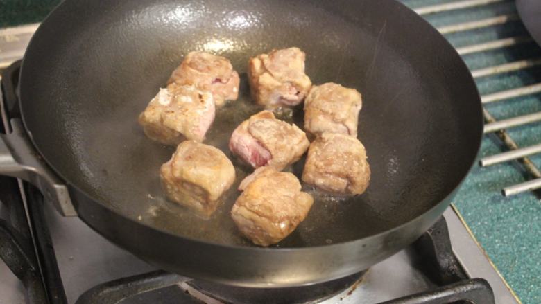 猪肉油豆腐烧,炒锅放油加热,将猪肉卷每面煎至微焦,取出备用。