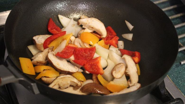 猪肉油豆腐烧,同一锅将切片的<a style='color:red;display:inline-block;' href='/shicai/ 29'>洋葱</a>、甜椒、生香菇炒至半熟,取出备用。