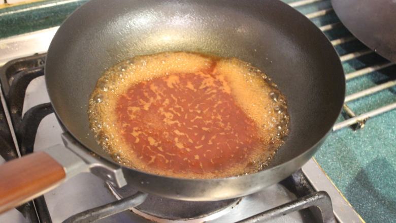 猪肉油豆腐烧,酱汁煮滚后,转小火。